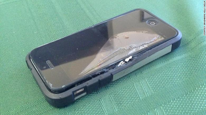 CNNEE's tweet photo. Un iPhone explota en el bolsillo de su dueño y le causa graves quemaduras http://t.co/g9MrknAFJU http://t.co/209WKhS34K
