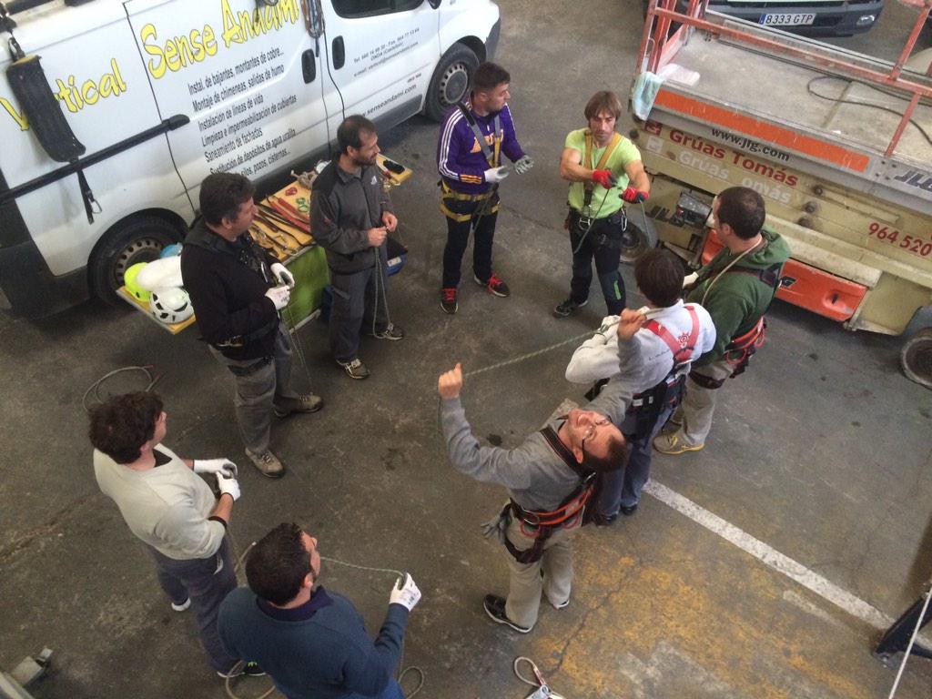 prevesystem's tweet image. Taller de nudos y equipos para trabajos en altura. #cursos #trabajosaltura #formacionutil #practicas vía @prevesystem