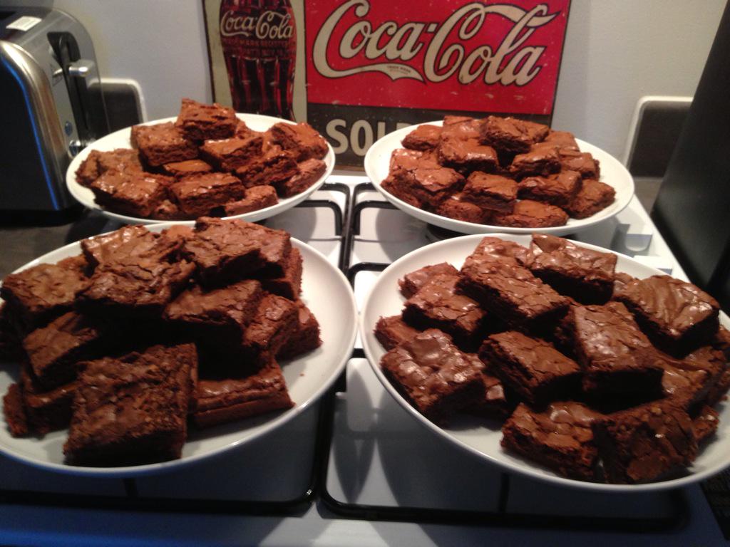 ChocoLottieCake's tweet photo. Ever wonder what 100 #brownies look like? Then here you go! #cornwall #cake http://t.co/VxnikgE4kI