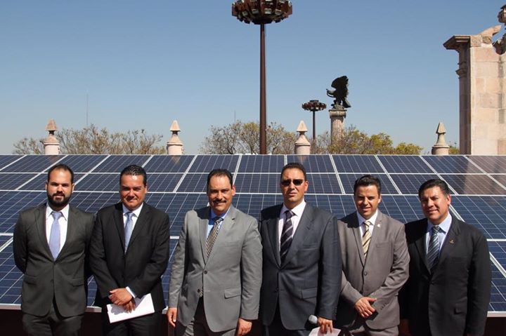 TMartinDelCampo's tweet photo. Instalamos paneles solares en edificios públicos del @MunicipioAgs que permitirán el ahorro de energía. http://t.co/TN1fahpQ9H
