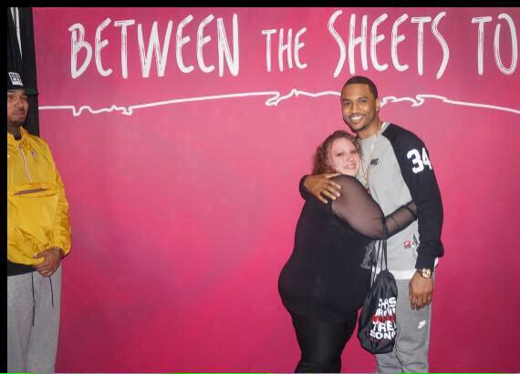 _cbspain's tweet image. Esta fan no quería fotos con Chris Brown... Sólo con Trey Songz 😂