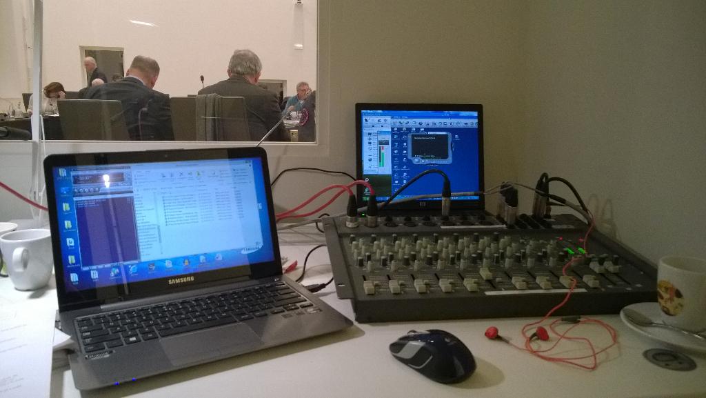 KeesvEs's tweet photo. Rechtstreekse uitzending van de gemeenteraadsvergadering in Zeist nu op #Slotstad radio http://t.co/mrQMoSQzfV