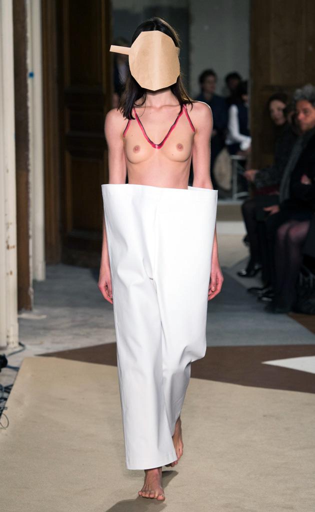 elle_es's tweet photo. .@jacquemus crea una colección donde la piel es parte fundamental para entenderla: http://t.co/xlNjDyRZCV #PFW http://t.co/FFuPFDZ0A4
