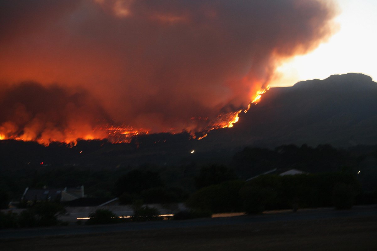 SPoeDArend's tweet photo. The #CapeFire has apparently just breached the Klein Constantia farm borders @CapeTalk567 http://t.co/2HdfIUYbLQ