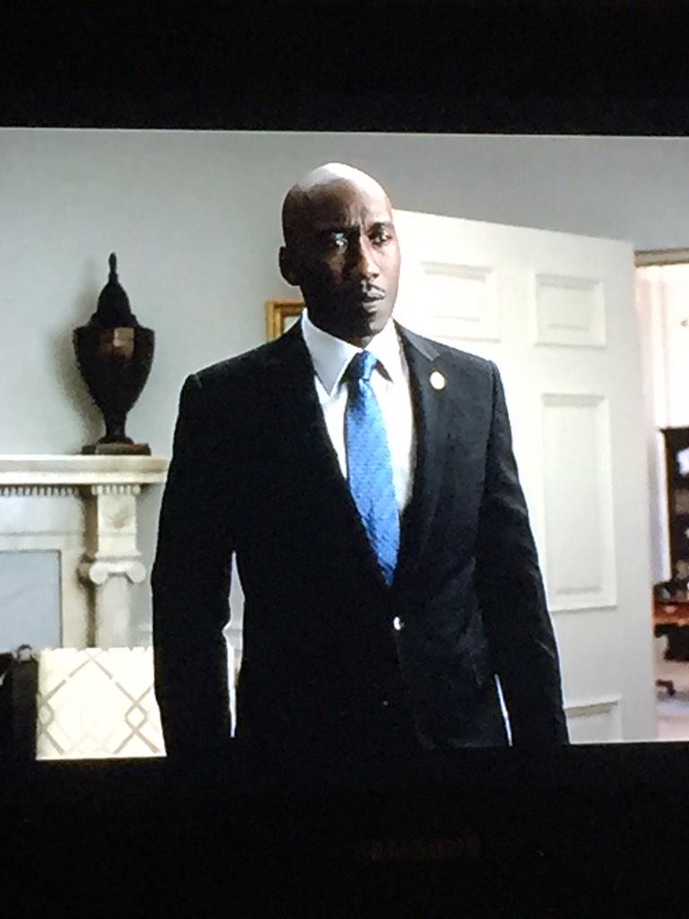 APPLESToNEPiX's tweet photo. #RemyDanton seems to be eyeing
#JackieSharp's #VCard...
But she ain't having any of it!
<#HouseofCardsSeason3> http://t.co/Qo9PC8XZLL
