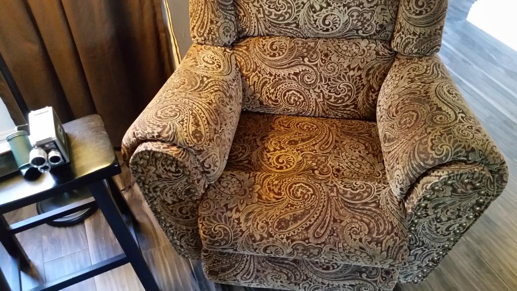 EricIsBuschemi's tweet image. This house just earned it's vag-badge. Paisely and antique knick-knacks.