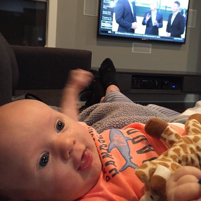 Tyler_Deveraux's tweet photo. While moms at yoga... We watch #SportsCenter. #OnlyNewsHesAllowedToWatch #ClubDrox #BeingA… http://t.co/uVAm3VNu3w http://t.co/DlytKOUI3W