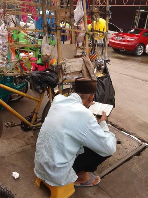 UB_CintaSunnah's tweet photo. ia bahagia dengan alqur'an walau hidup kekurangan.. sibuk dgn alqur'an sementara kita sibuk dgn gadget.. http://t.co/U60M4NLIrO