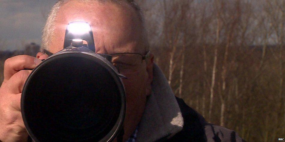 BBCNews's tweet image. Meet the man who took THAT woodpecker photo bbc.in/1DQTM8U