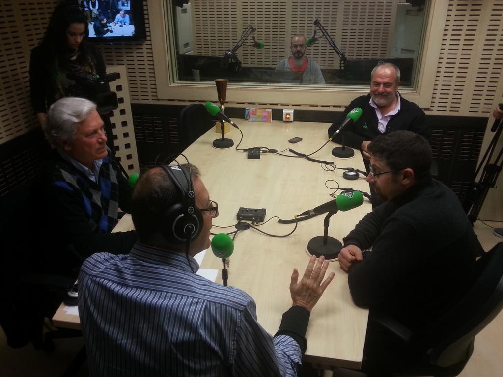 infocablemel's tweet photo. A 45 minutos del cierre de Vinilo. Sigue el programa de despedida a traves de #CablemelTv o el 94.0 http://t.co/mdnW3XsPYE