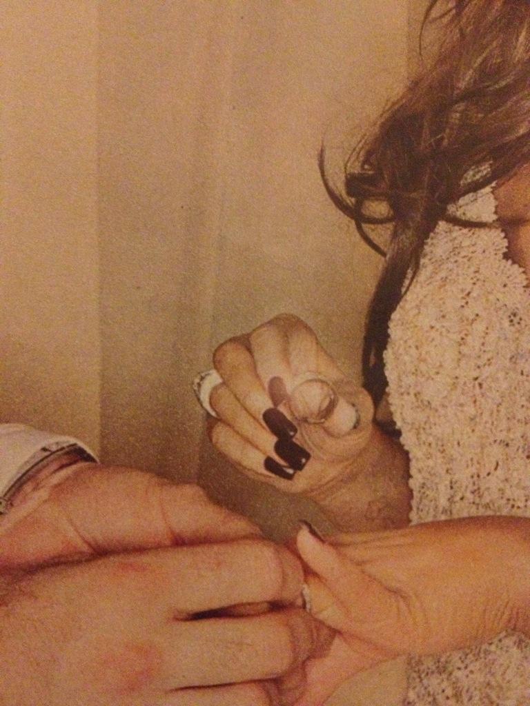 DonnaOptix's tweet photo. What has happened to @MissKatiePrice right hand in @OK_Magazine this week. Looks like she has 6 fingers? #extrafinger http://t.co/ealcT9mXBc