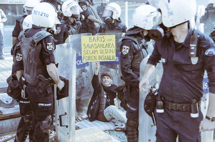 newruz121's tweet photo. sokaklar sanki kendisinin bahçesi
faşist itlerin elinde 9luk mm'si
ucuzdan insanlari harcayip
 halki canindan etmesi http://t.co/79MXkeOHU8