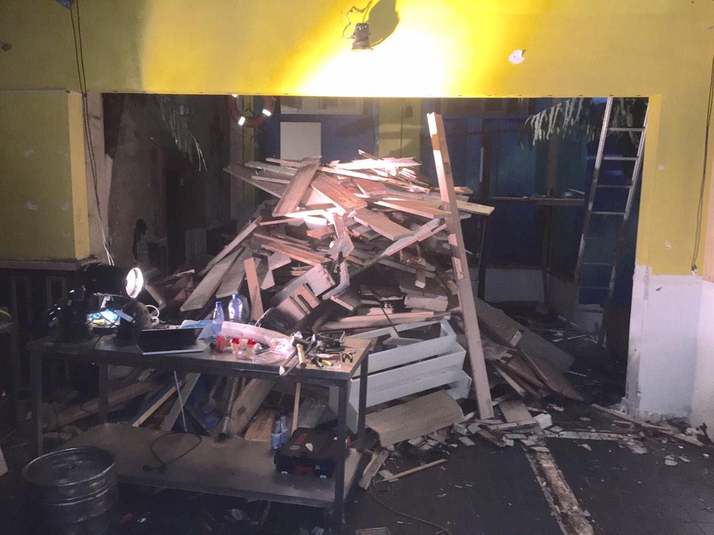 Eerste deel van de verbouwing/sloop zit er op! Laten we de ambtswoning in ere herstellen voor een goed disco feestje!