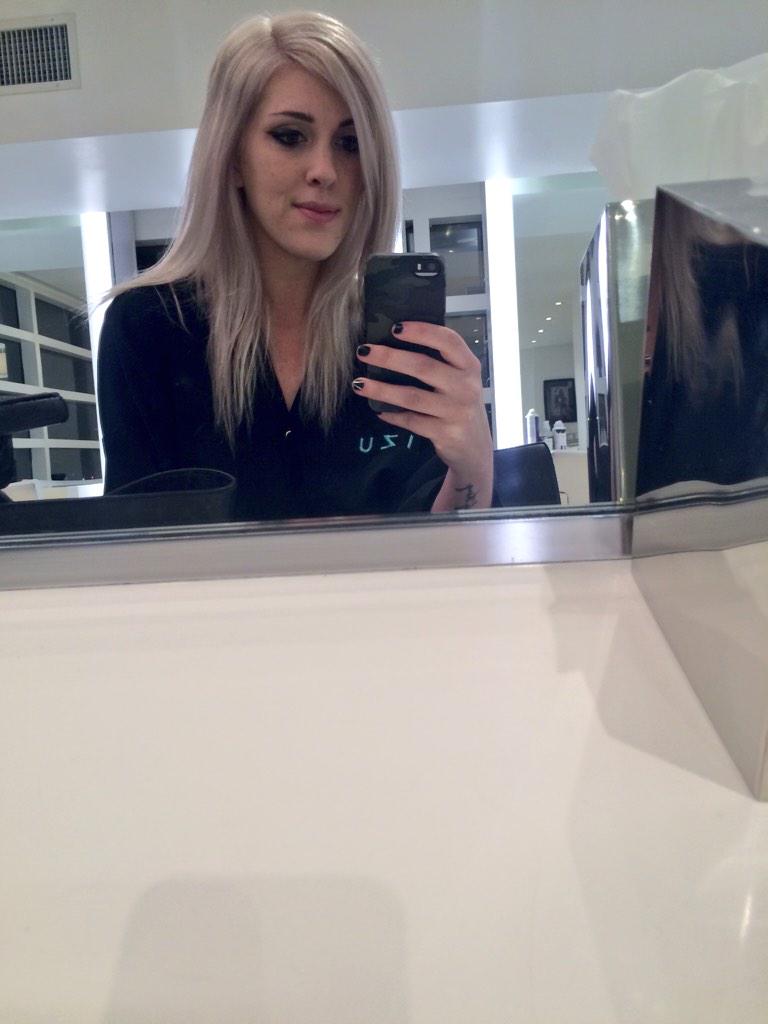 WanderLustGirls's tweet image. Touch up @mizunyc. Melissa rules. 💁 #blondes #bionda #doubleprocess