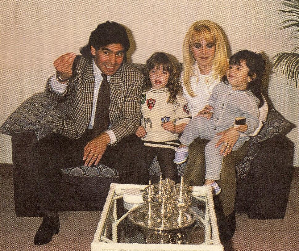 dalmaradona's tweet photo. “@iosu_gomez: #MARADONA CON CLAUDIA Y SUS HIJAS @dalmaradona Y @gianmaradona. http://t.co/F1aKFv6KQQ”❤️