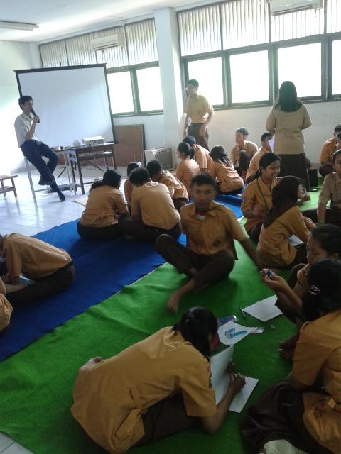 peserta LDKS sedang berdiskusi tentang organisasi dan manajemen pemecahan masalah yang dipimpin dengan pa Azimy Aviv