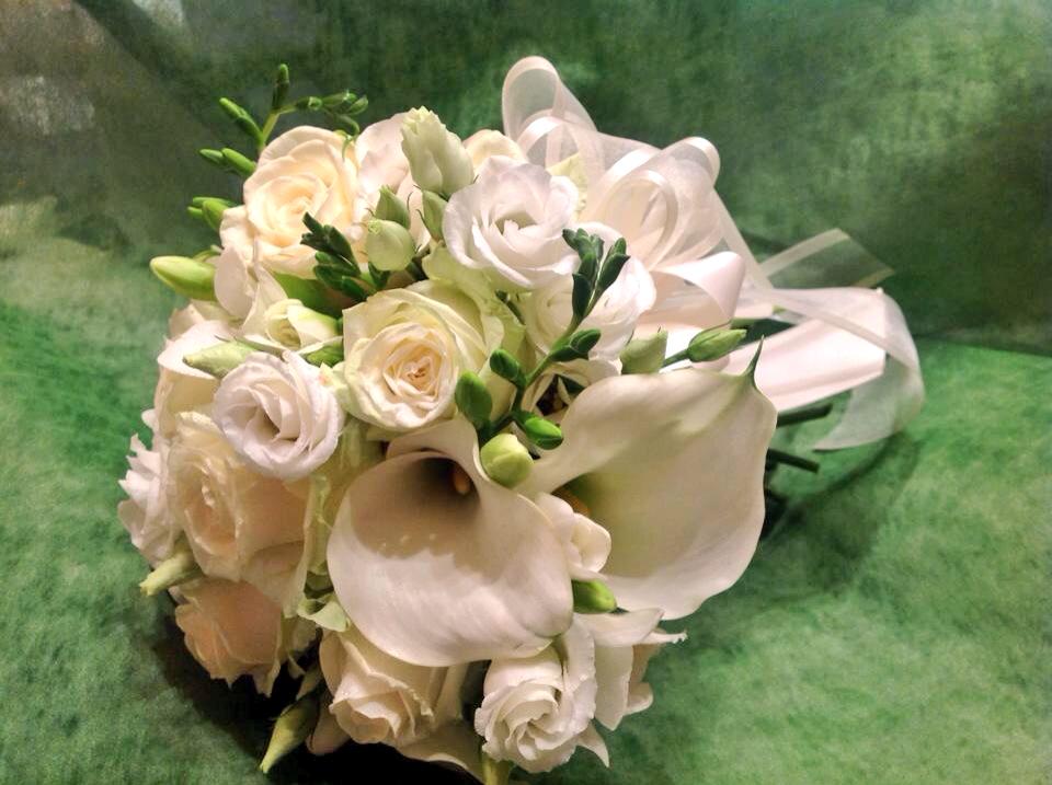 twigsflorists's tweet photo. Cream and white bouquet #roses #flowers #florist #weddingideas #yorkshire #inspiration ☺️ http://t.co/Lh8bWYFDvR