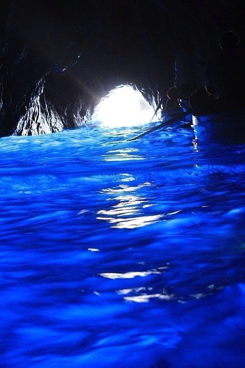 Aidaa11's tweet photo. “@_Paisajes_: Cueva Azul, Capri, Italia. @JuanPyrros  http://t.co/a8PZB0pp73”