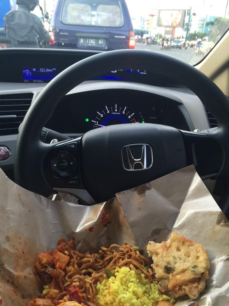 ILONA_MS's tweet photo. @TraxFMJKT km kok kaya nasi kuning sih selalu menenangkan pagiku 😇😬😑 http://t.co/SpUeqHsWgk