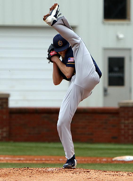 brooklinray's tweet image. “@BryanDFischer: Wut?!? RT @KySportsRadio: That's a leg kick RT @JDrumUK: Murray State's starter, John Lollar http://t.co/L3SdRAufGH”