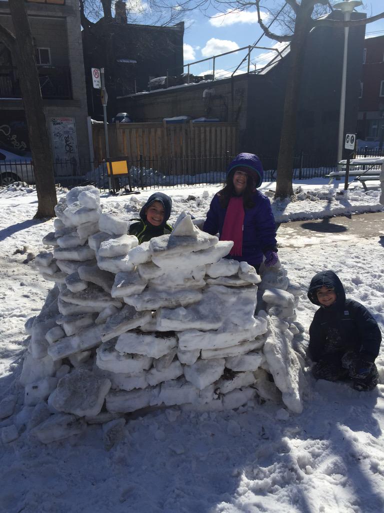 MissDelorme1's tweet photo. "We're building a structure to block the wind" #playbasedinquiry #structures #teamwork http://t.co/IVFeYaBvsq