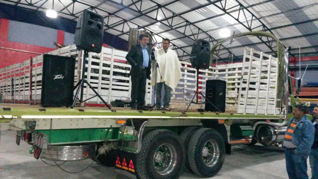 CesarPachonAgro's tweet photo. Hoy en la noche reunión con camioneros y taxistas Tunja evaluando las negociaciones y evaluando apoyos. $combustible$ http://t.co/AjEc0IcOym