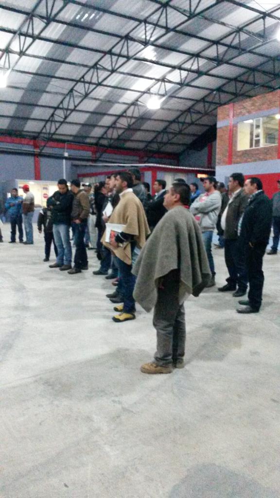 CesarPachonAgro's tweet photo. Hoy en la noche reunión con camioneros y taxistas Tunja evaluando las negociaciones y evaluando apoyos. $combustible$ http://t.co/AjEc0IcOym