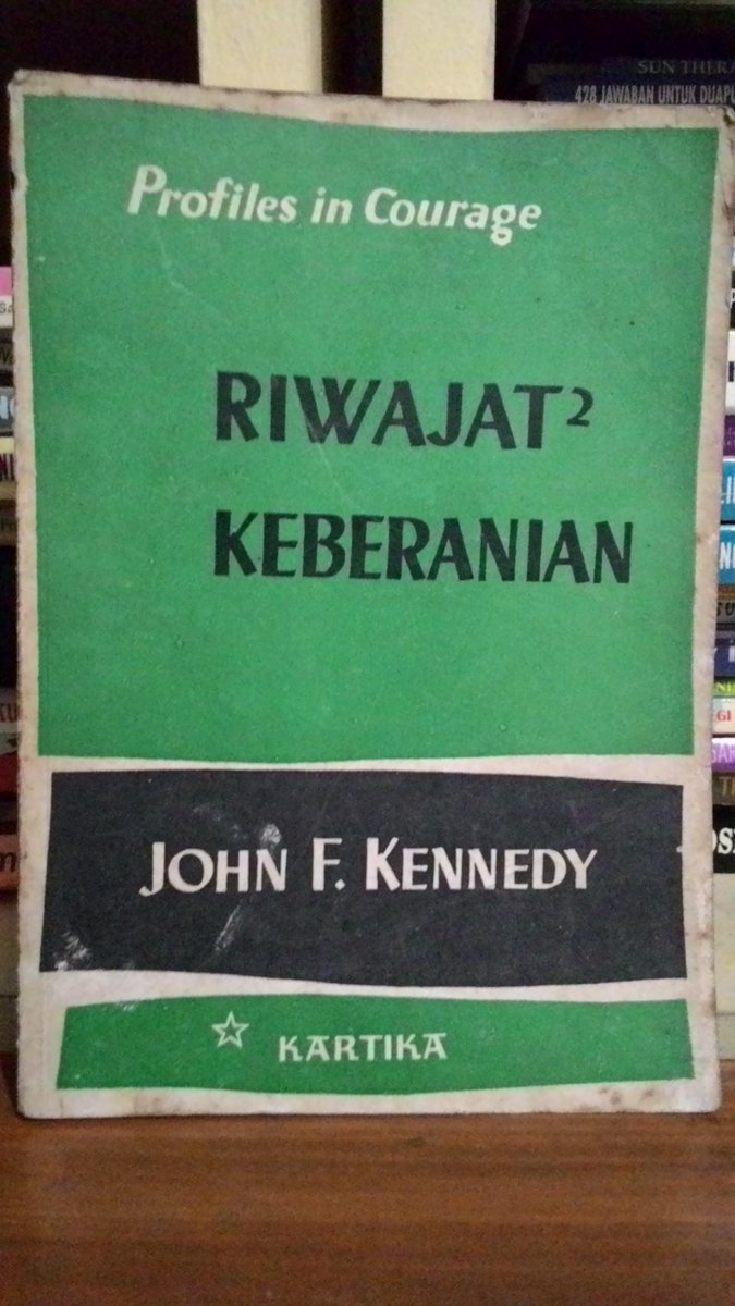 PenerbitDolphin's tweet photo. Lawas: RIWAJAT2 KEBERANIAN | John F. Kennedy | 1964 | 208 hal | Rp 75.000,-. #Kennedy http://t.co/QEhsu17bLU