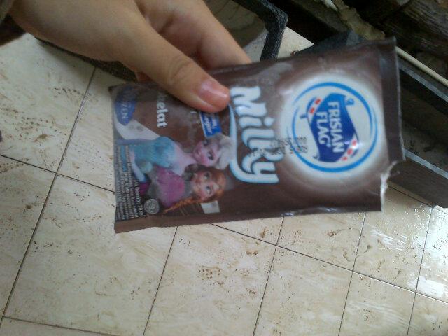 Brellaa_'s tweet photo. I have some frozen milk! ☺ during the exam lesson :D http://t.co/PygdGu7sdX