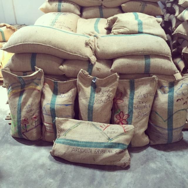 5Senses's tweet photo. 6 bags of #LimaPutri natural, hand decorated by the 5 girls in our farming family, prepped and awaiting export! ^HJ http://t.co/WRejBhPXau