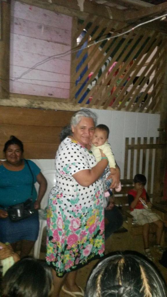 UciaAna's tweet photo. Gracias a las Mujeres Amazónicas del barrio #Evo Morales. No las defraudare #Elecciones2015 http://t.co/jvFhmKt9wW