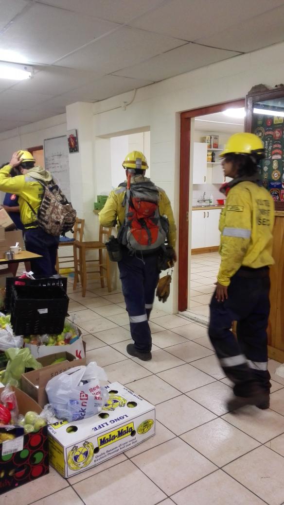 SNkoala's tweet photo. #Fire crews arrive at Newlands base after a "difficult night" trying to douse South Peninsula blaze #sabcnews #sabcwc http://t.co/1ATkqITLrc