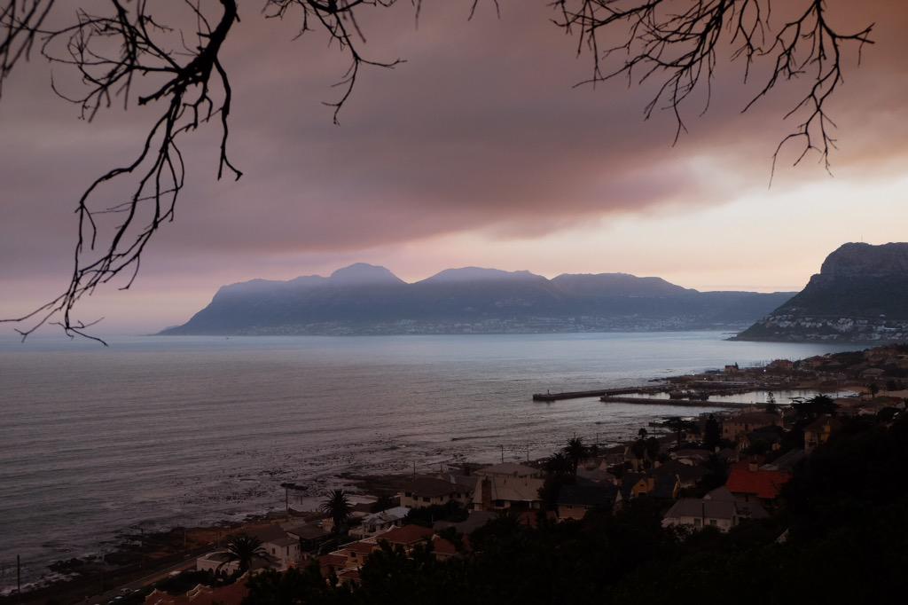 FernandoBadiali's tweet photo. Some of my images from the Fires above Kalk Bay last night!! http://t.co/UMgoPX8VSF