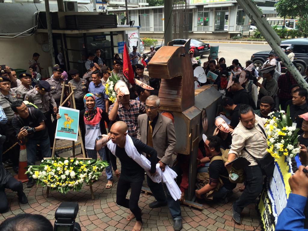 KPK_RI's tweet image. Koalisi Masyarakat yg tergabung dalam Sapu Kotor (Satu Padu Lawan Koruptor), sampaikan aksi di gd KPK siang ini(4/3)