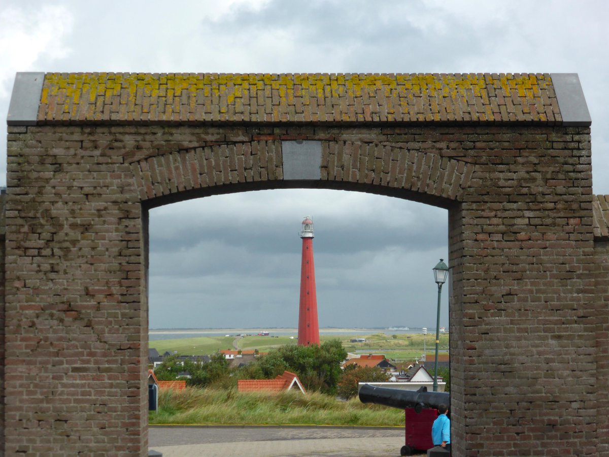Vanuit Fort Kijkduin te Huisduinen is de op een na hoogste vuurtoren van Nederland goed te zien! Lange Jaap!