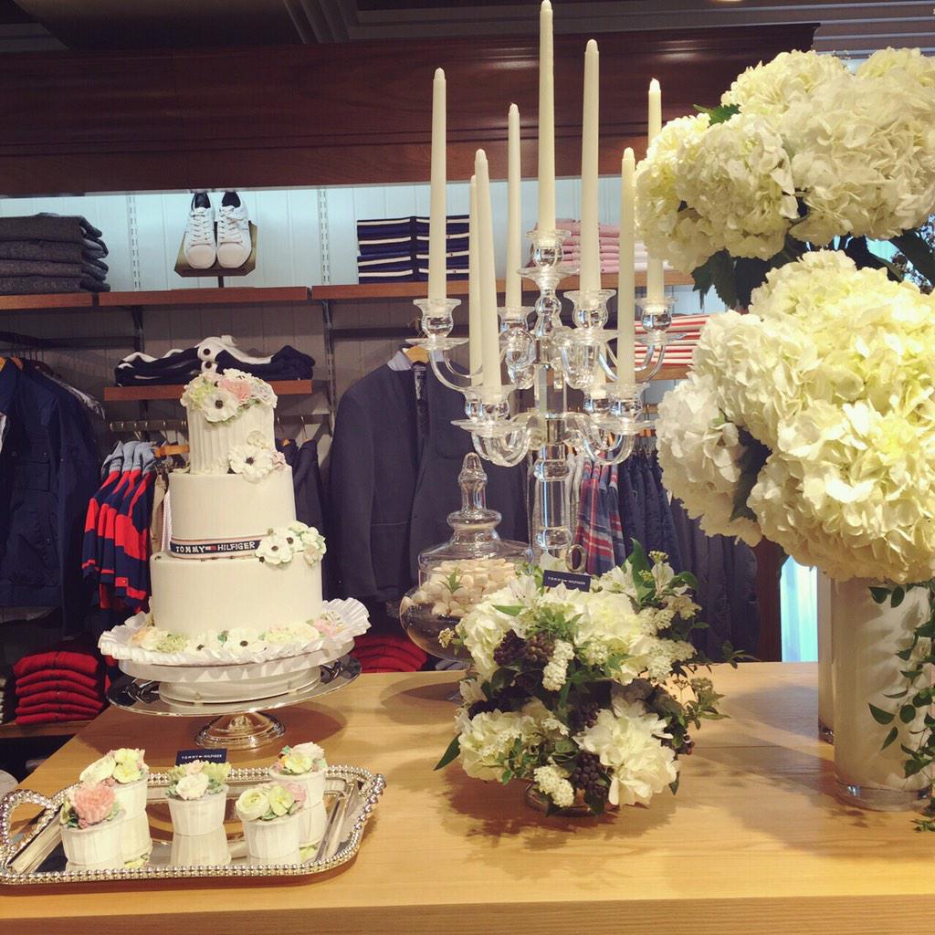 InStyle_korea's tweet photo. #tommyhilifiger 의 S/S 컬렉션은 그 어느때보다도 화사합니다 :) 화사한 컬러들이 '패밀리웨딩' 컨셉에 활기를 더했네요. 남성 테일러드 라인은 오직 가로수길 매장에서만 만나보실 수 있답니다. http://t.co/9leBne8Jrf