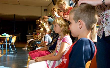 rivm's tweet photo. Vandaag is het #LandelijkeLuizendag en controleren veel scholen op #hoofdluis http://t.co/3LzCk0xS5W http://t.co/C5gg1wmGKm