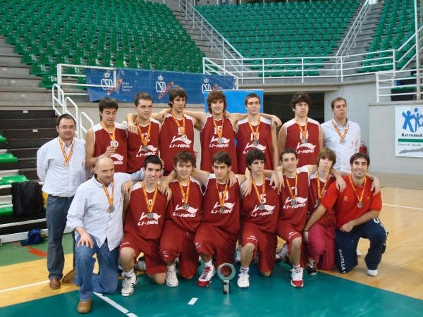 FBCyL's tweet photo. #SeleccionesCyL #generacion92 Cadete Masculino. Medalla de plata en Cáceres. Gracias a @svm810 http://t.co/DsWewlM1yC