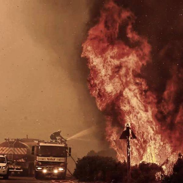 _Candice_Bester's tweet photo. This pic really shows the true enormity of this fire. Please pray for rain! #CapeFire http://t.co/Hn32t9Xl63