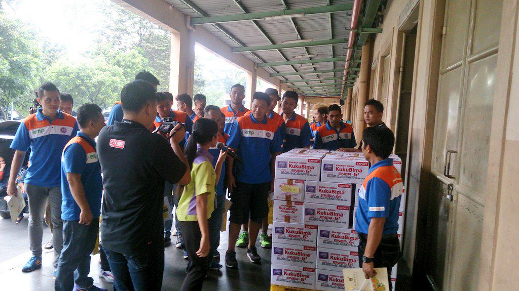 nblindonesia's tweet photo. Mereka @pelitajayabball melanjutkan jalan-jalannya ke Gudang Bahan Pengemas @Tolak_Angin @Sidomuncul_Corp #NBLFun http://t.co/AHOQjrhLIH