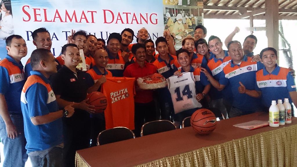 nblindonesia's tweet photo. Selesai sdh kunjungan @pelitajayabball ke pabrik @Sidomuncul_Corp @Tolak_Angin. Dukung terus basket Indonesia :) http://t.co/xVRT9WdYRB