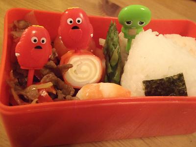 #ガチャピン・ムックお弁当 　赤ピーマン、長ネギ、牛肉を鮮度の一滴で味付け。赤組です。 http://t.co/E67wGjcePY