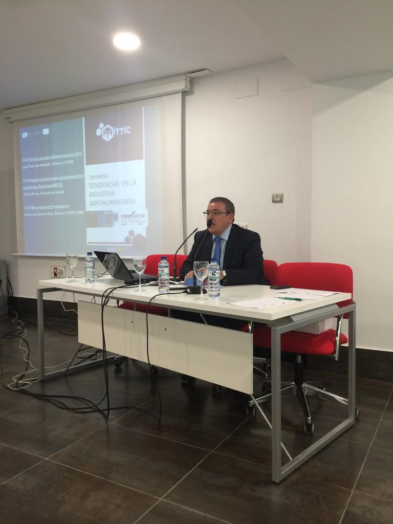 CTAEX_CIT's tweet photo. "La I+D la necesiten las empresas, pero sobre todo las personas" @jllerenaruiz abre el acto de CTAEX en #meetMITTIC http://t.co/W7kywLBTXD