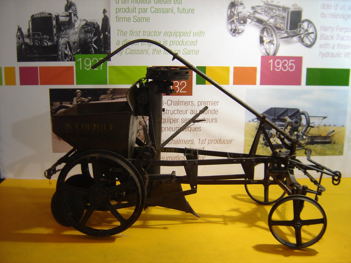 c_peyrache's tweet photo. Vu au #Sima 2015, le 1er #tracteur... Quand on voit les engins actuels, que de changement ! http://t.co/XUF2kIQVsi