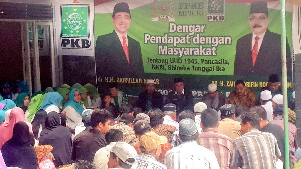 Zairullah_ZA's tweet photo. Mendampingi Pak Zainul Arifin Noor Mengunjungi masyarakat Kec Kandangan Kab Hulu Sungai Selatan @BeritaPKB @FraksiPKB http://t.co/uygmjFK4t3