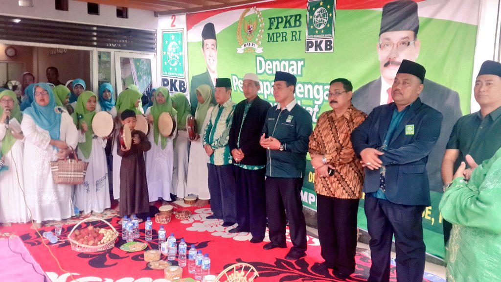 Zairullah_ZA's tweet photo. Mendampingi Pak Zainul Arifin Noor Mengunjungi masyarakat Kec Kandangan Kab Hulu Sungai Selatan @BeritaPKB @FraksiPKB http://t.co/uygmjFK4t3