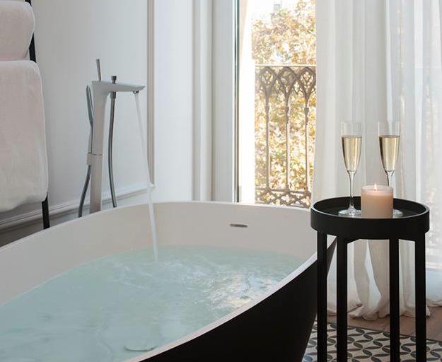 Lufthansa_FCT's tweet photo. Who wants to take a relaxing bath with some bubbles? We want @TheSerrasHotel ! #FirstClassStay http://t.co/GmPiLvEwcn