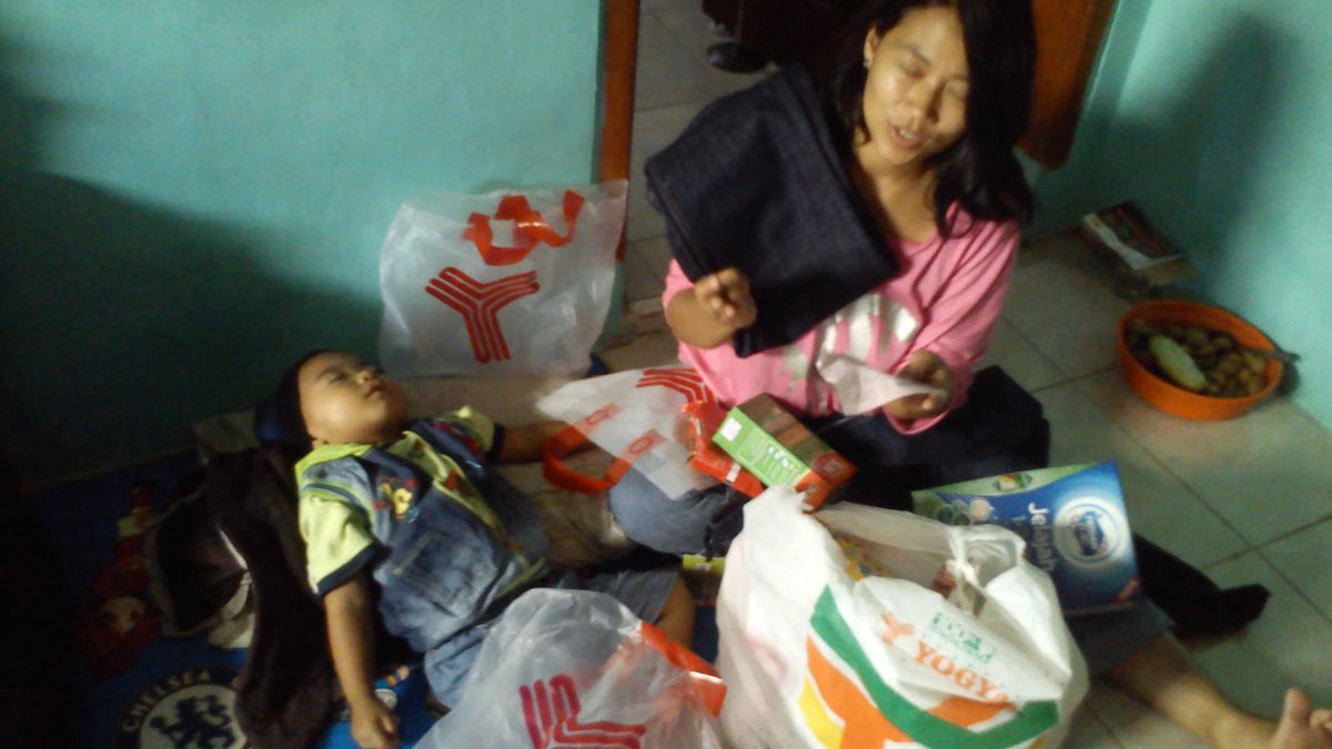 aikstrada's tweet photo. @info_yogyagriya saat masih seru belanja dYOGYA tapi anak keburu tidur, disitu kadang saya merasa sedih #koleksiSERU http://t.co/g9AyBsRyf6