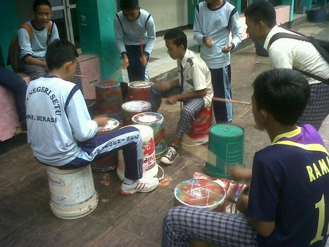 mtsn_1bekasi's tweet photo. Ayo semangat perkusinya #aksiBKM1 #OnescoutOnespirit #COMPAST http://t.co/k8M6p1Bdyp