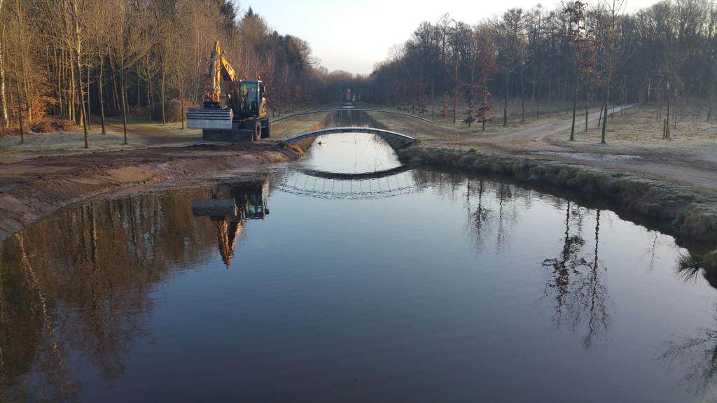 Start gemaakt met herstel taluds Cran Canal #schaffelaar Hondenbezitters opgelet: honden niet te water laten